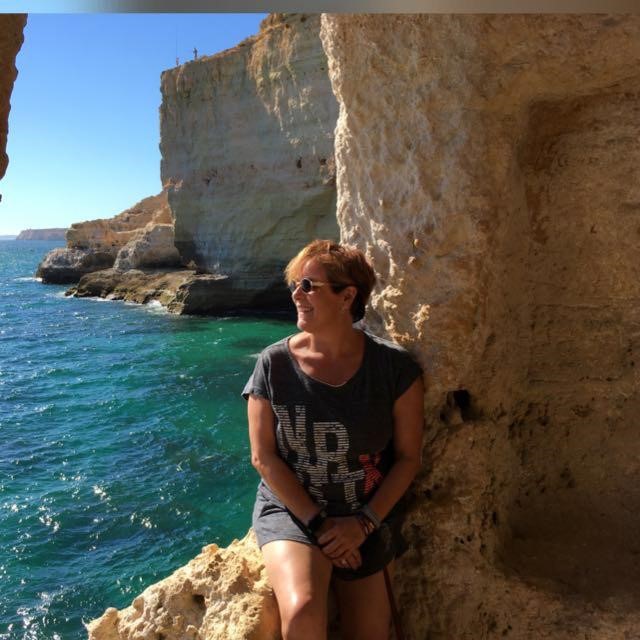 Encarna Martín mirant al mar