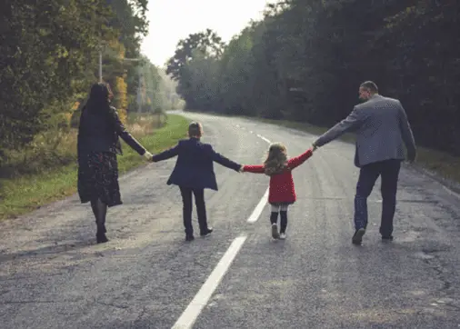 Família fent camí