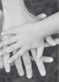 Mans d'un adult i d'un infant unides